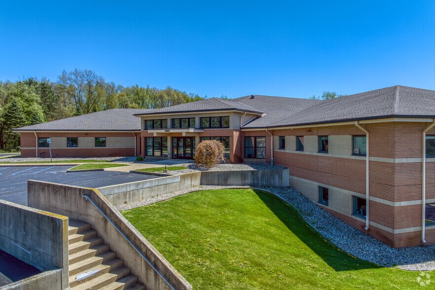 6535 Seeco Dr, Kalamazoo, MI à vendre - Photo du bâtiment - Image 2 de 24