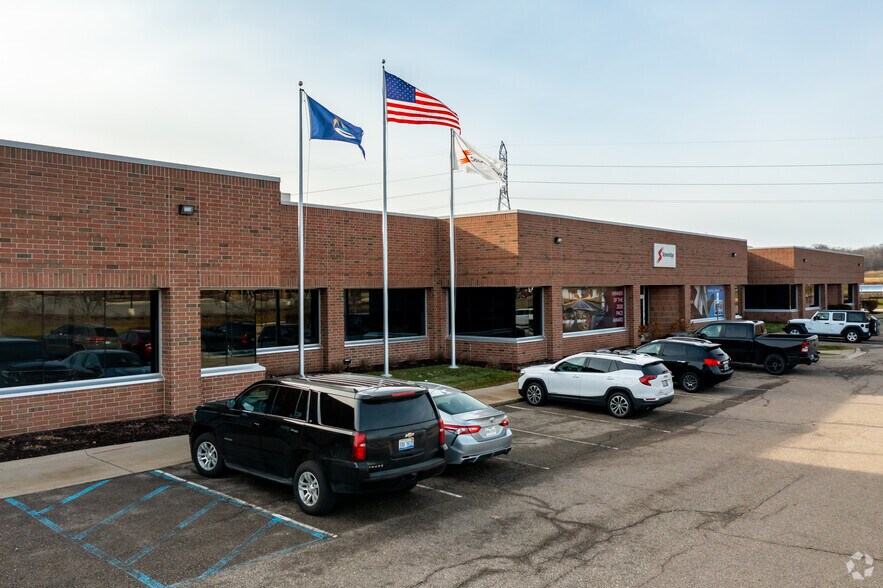 39675 MacKenzie Dr, Novi, MI à louer - Photo du bâtiment - Image 3 de 7