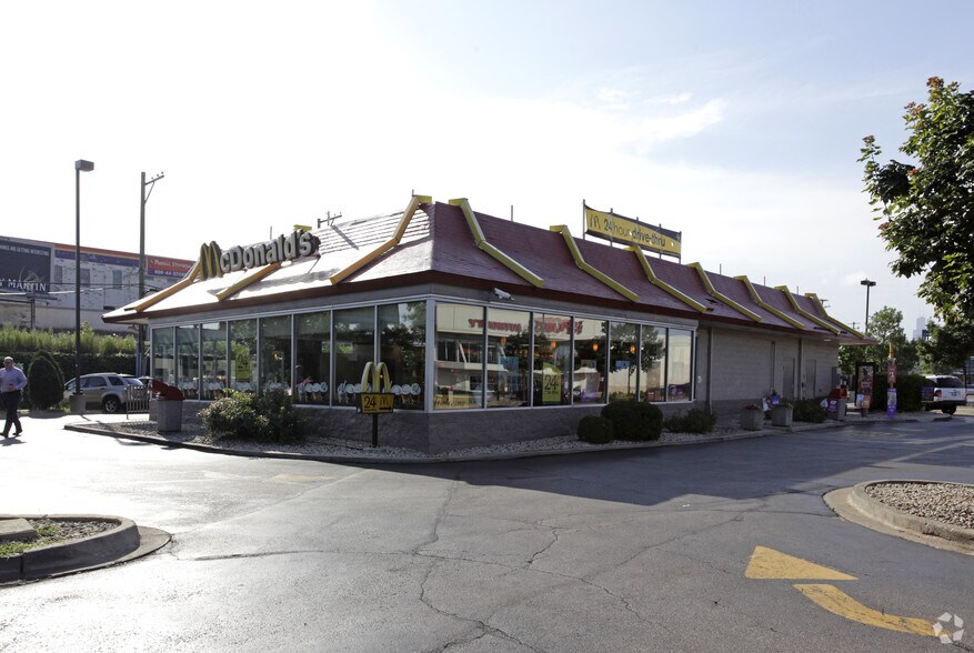 1737 W Fullerton Ave, Chicago, IL for sale - Primary Photo - Image 1 of 8