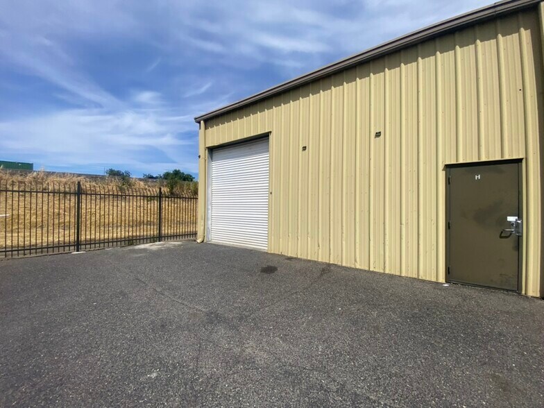 1511 Lone Palm Ave, Modesto, CA à louer - Photo du bâtiment - Image 2 de 8