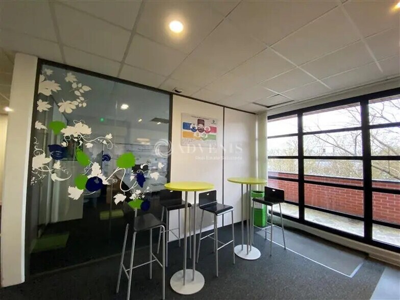 Office in Guyancourt for lease - Interior Photo - Image 3 of 6