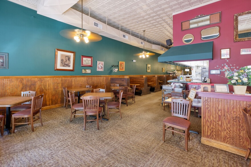 110-112 Trinity St, Abbeville, SC for sale - Interior Photo - Image 3 of 54