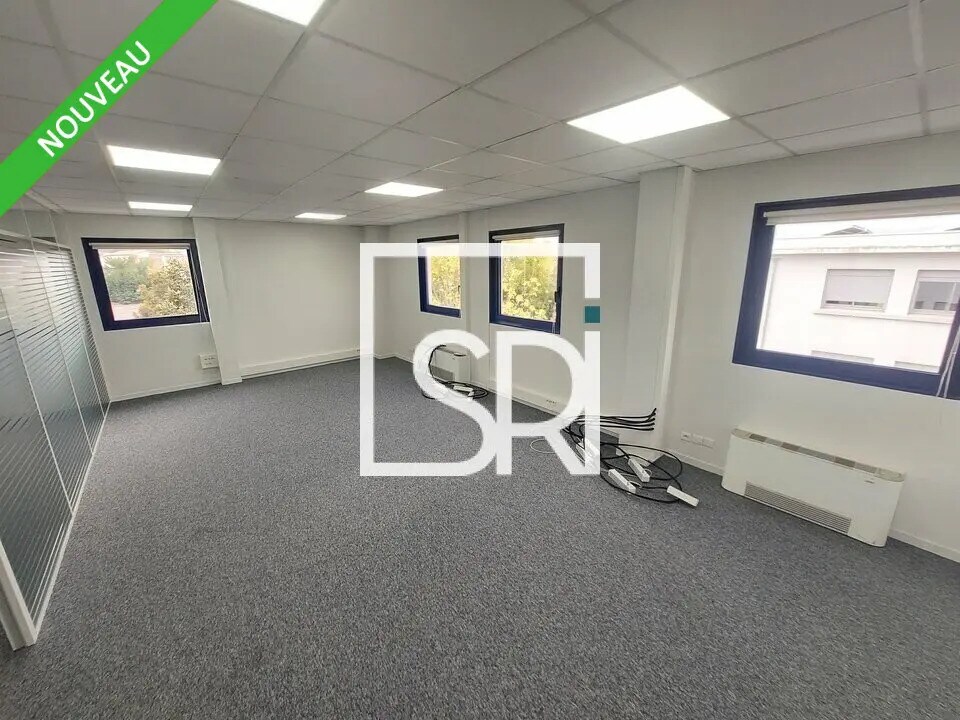 Office in Clermont-Ferrand for lease Interior Photo- Image 1 of 11