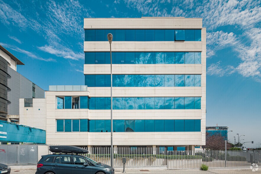 Camino Fuente de la Mora, 9, Madrid, Madrid à louer - Photo du bâtiment - Image 3 de 4