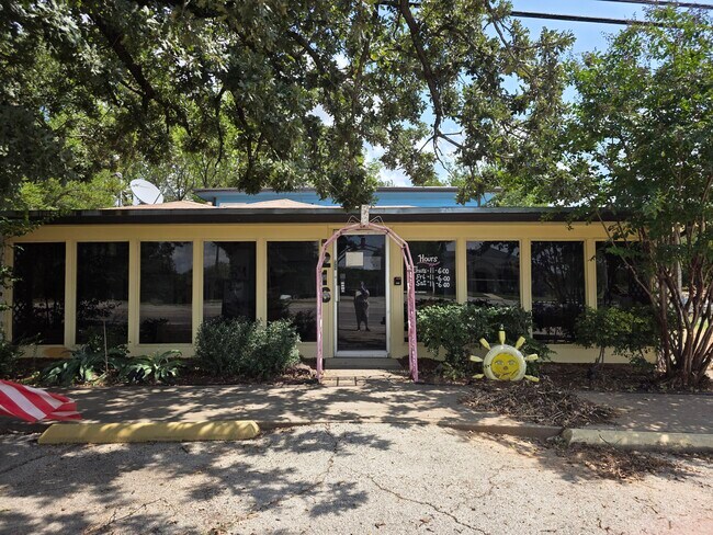 Plus de détails pour 216 W Main St, Azle, TX - Commerce de détail à vendre