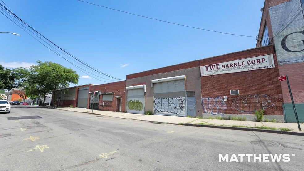 824 Humboldt St, Brooklyn, NY for sale - Primary Photo - Image 1 of 4