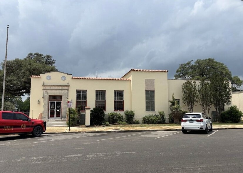 202 N Camp St, Seguin, TX à louer - Photo du bâtiment - Image 1 de 15