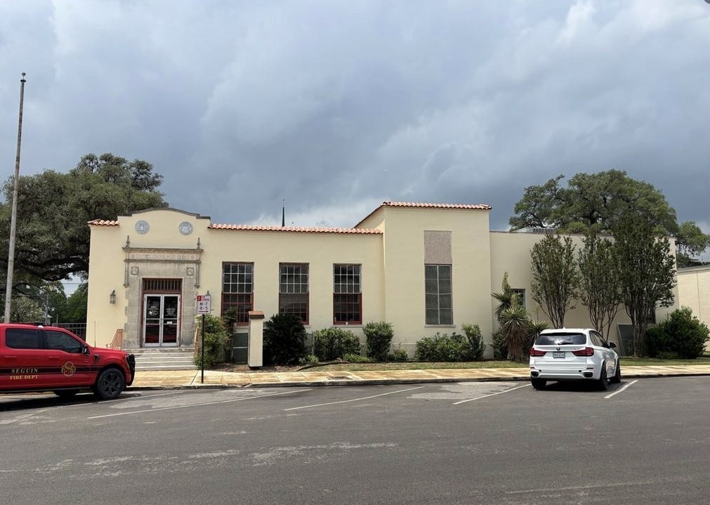 202 N Camp St, Seguin, TX for lease Building Photo- Image 1 of 16