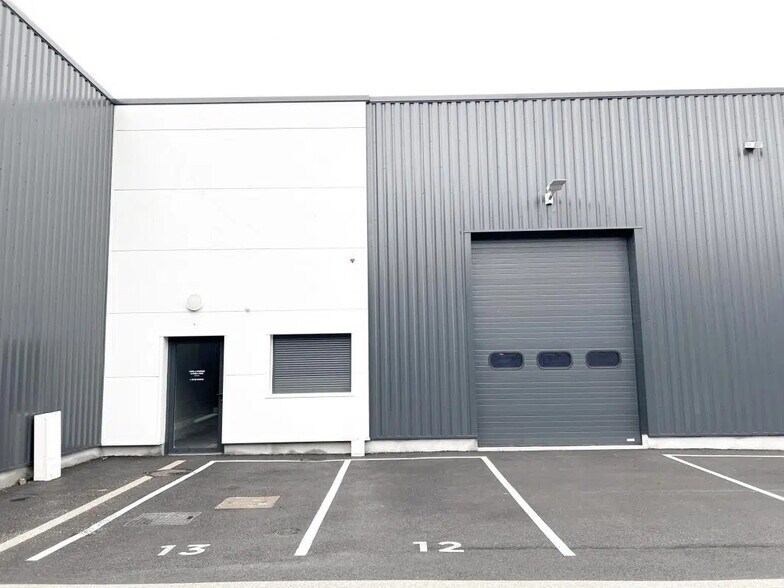 Industrial in Cormontreuil for lease - Building Photo - Image 1 of 5