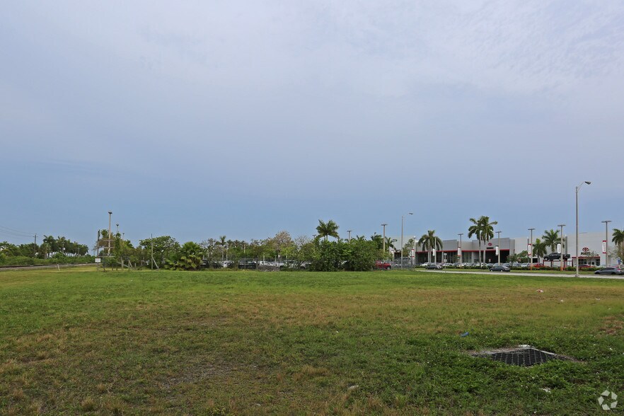 9700 NW 12th St, Miami, FL à vendre - Photo du bâtiment - Image 3 de 3