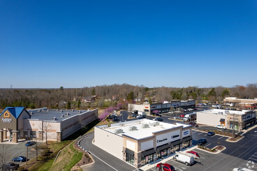 1433 University Dr, Burlington, NC à louer - Photo du bâtiment - Image 3 de 10