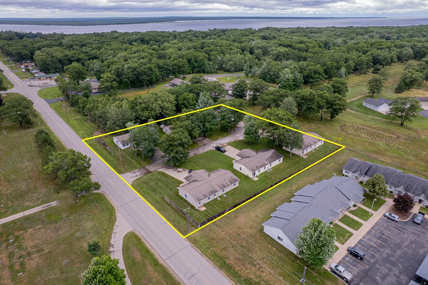 1 Cambridge Dr, Gladstone, MI for sale - Aerial - Image 2 of 7