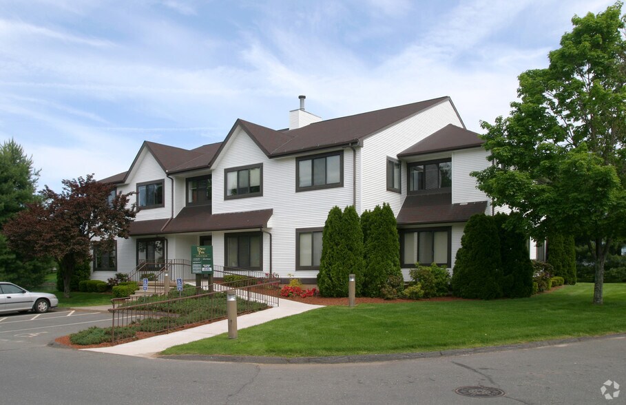 2 Forest Park Dr, Farmington, CT à louer - Photo principale - Image 1 de 14