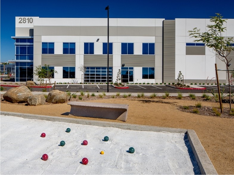 2810 Whiptail Loop, Carlsbad, CA à louer - Photo du bâtiment - Image 2 de 7