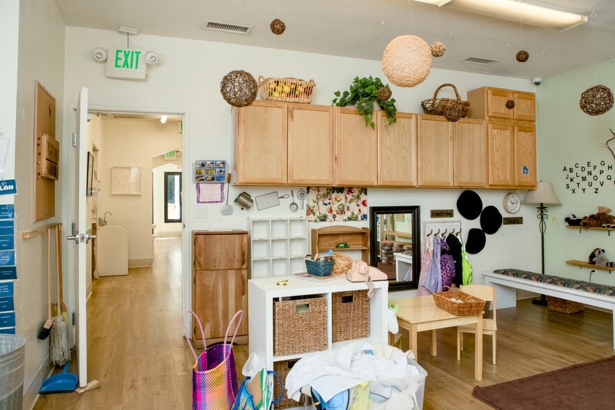 12131 Burbank Blvd, Valley Village, CA à louer - Photo du bâtiment - Image 3 de 22