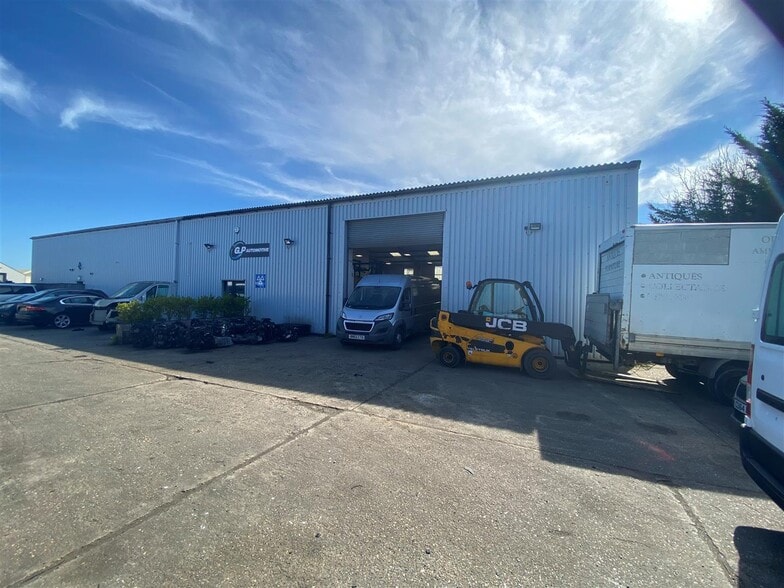 19 Cambridge Rd, Weymouth for lease - Building Photo - Image 2 of 3