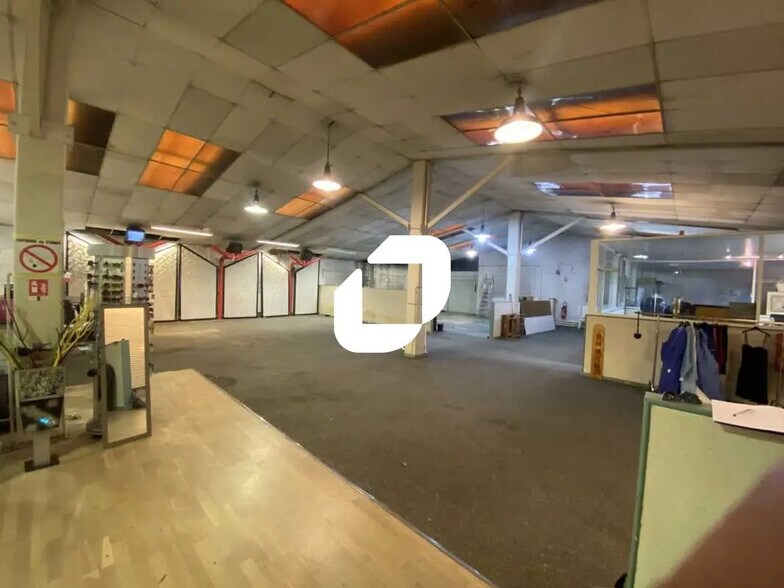 Flex dans Romainville à louer - Photo du bâtiment - Image 2 de 11