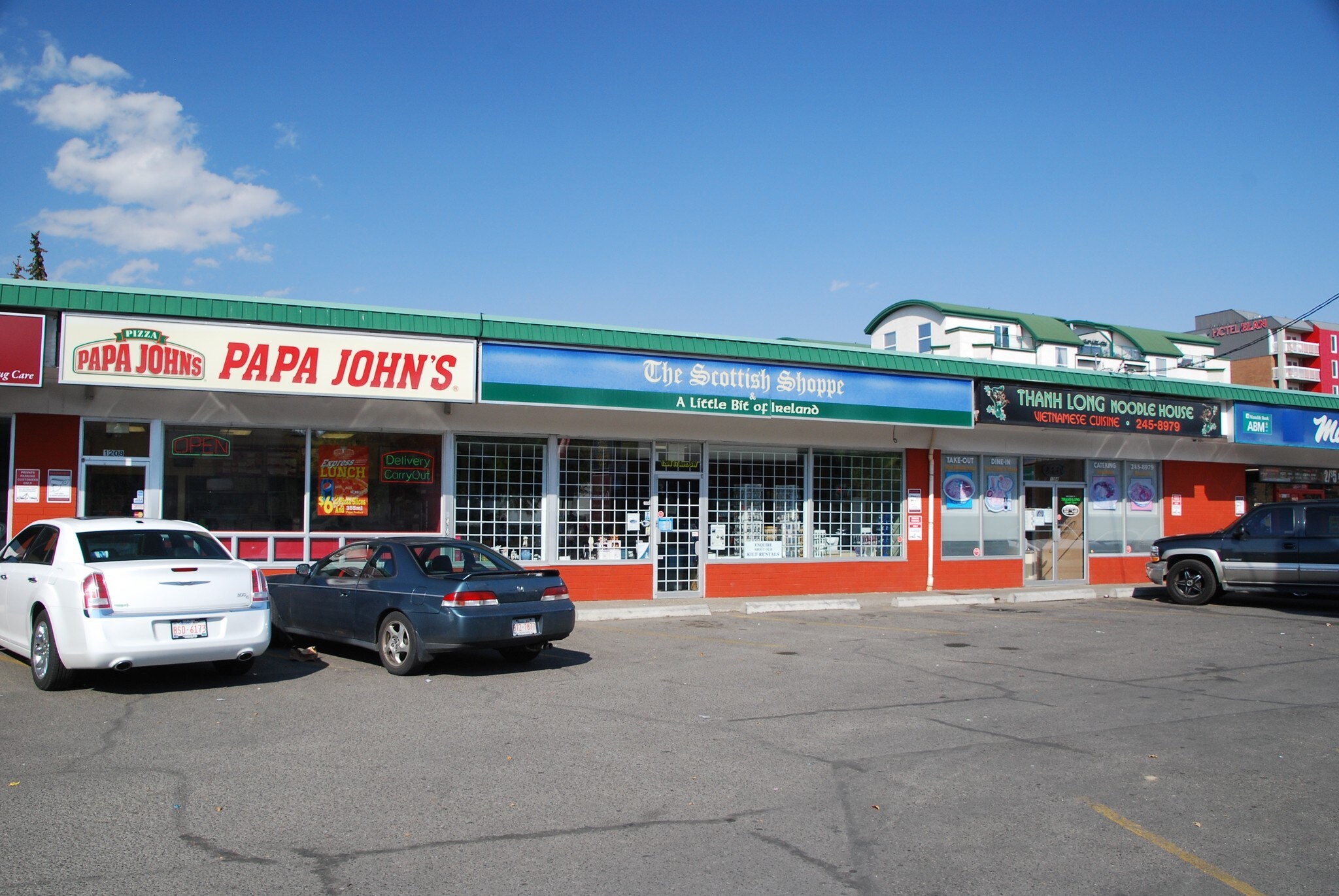 1202-1210 17th Ave SW, Calgary, AB à vendre Photo du bâtiment- Image 1 de 1