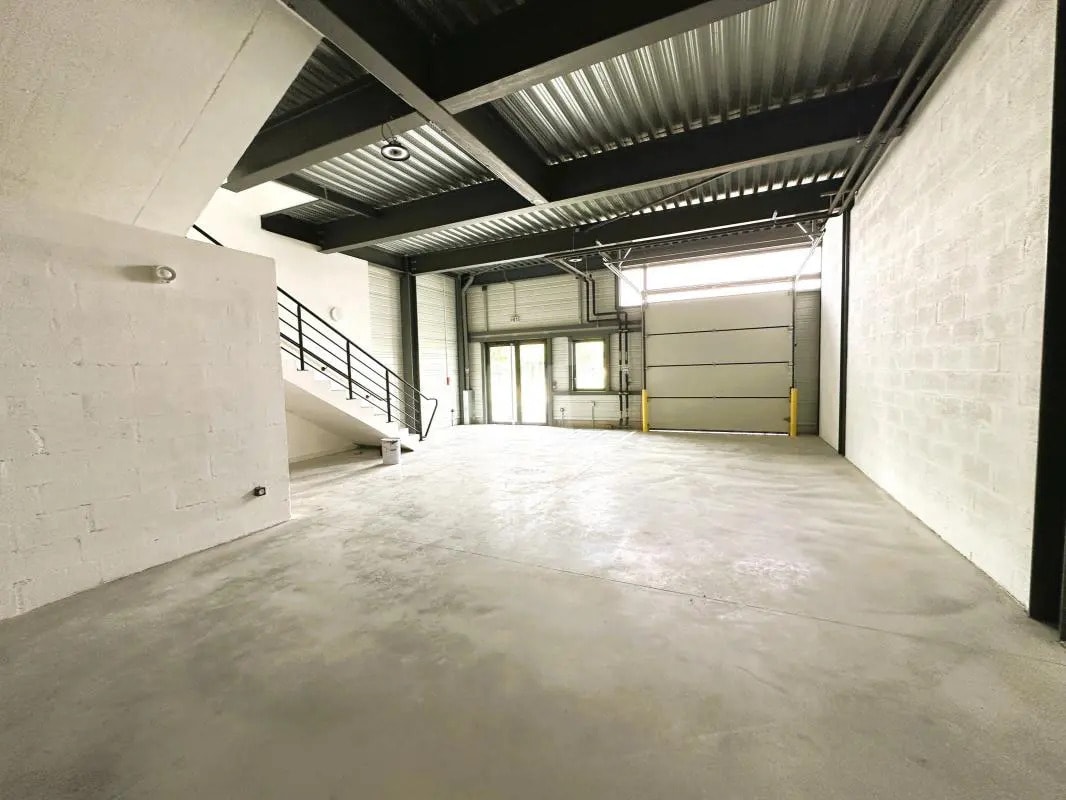 Flex in Fresnes for lease Interior Photo- Image 1 of 3