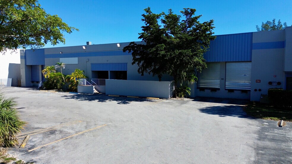 13001 NW 38th Ave, Opa-locka, FL à louer - Photo principale - Image 1 de 2