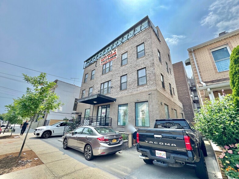 9916 97th St, Ozone Park, NY à vendre - Photo du bâtiment - Image 1 de 33