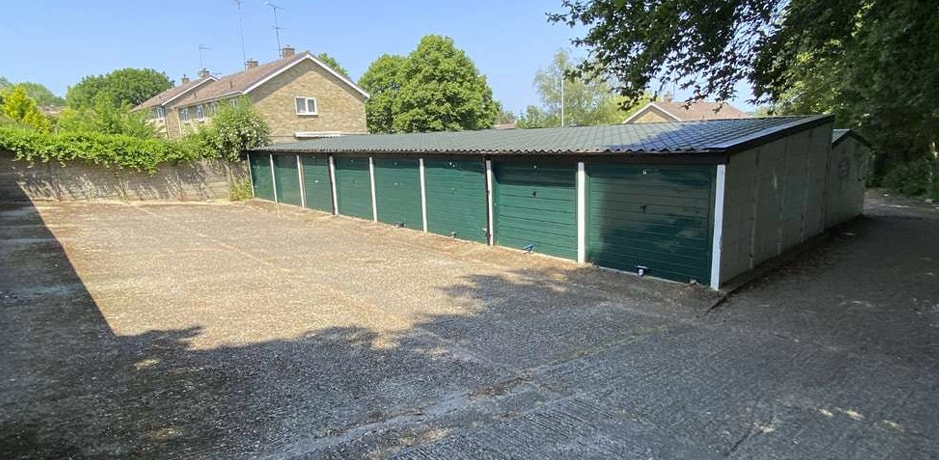 Welwyn & Hatfield Garage Sites portfolio of 4 properties for sale on LoopNet.ca - Primary Photo - Image 2 of 3