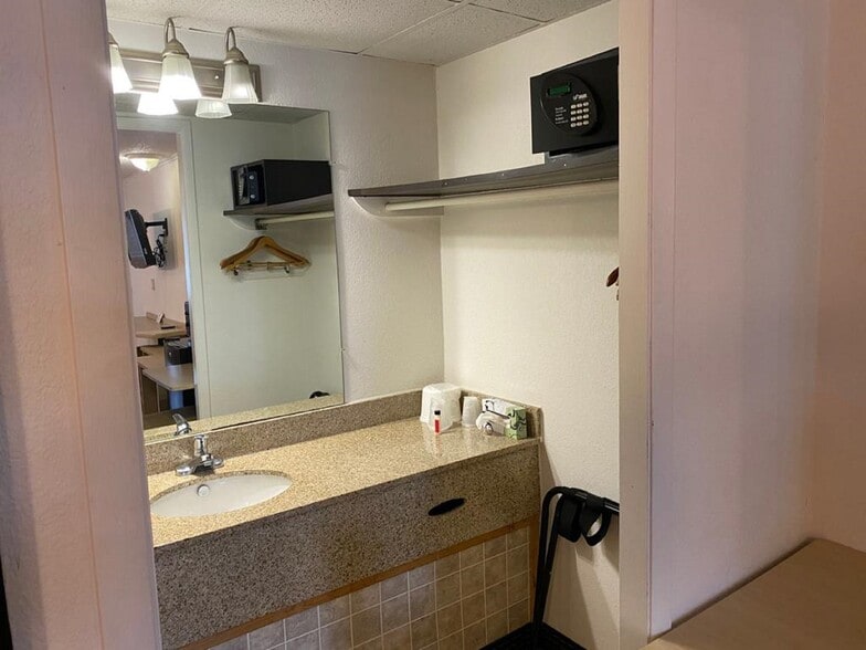 870 US-42 NE, London, OH for sale - Building Photo - Image 3 of 12