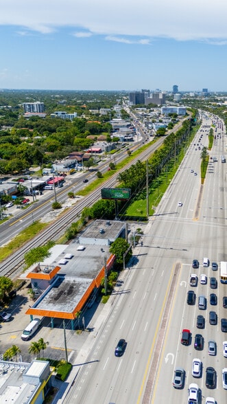 18060 Biscayne Blvd, Aventura, FL for lease - Building Photo - Image 3 of 8