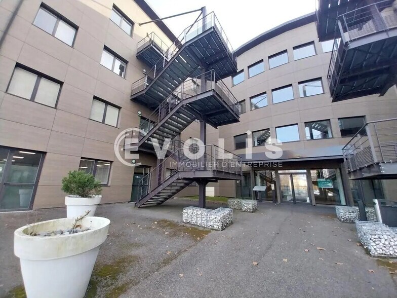 Bureau dans Bourgoin-Jallieu à louer - Photo du bâtiment - Image 1 de 12