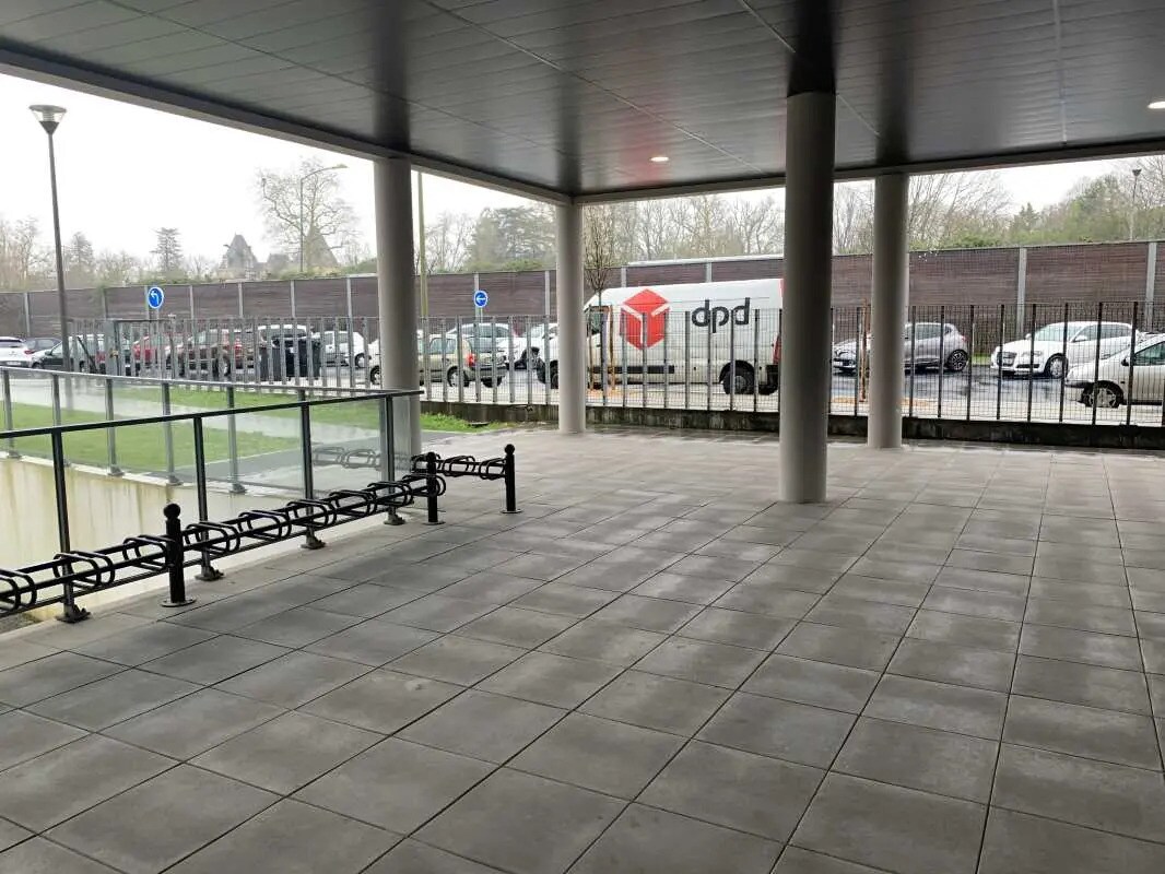 Retail in Lormont for lease Building Photo- Image 1 of 7