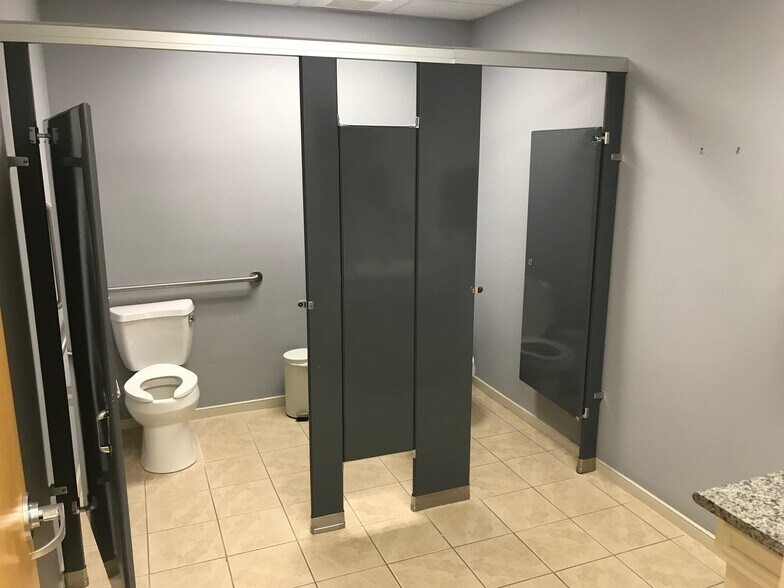 Chester Village Dr, Chester, VA à louer - Photo du bâtiment - Image 3 de 5