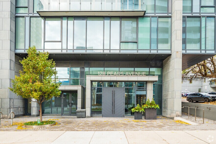 128 Pears Ave, Toronto, ON à louer - Photo du bâtiment - Image 2 de 2
