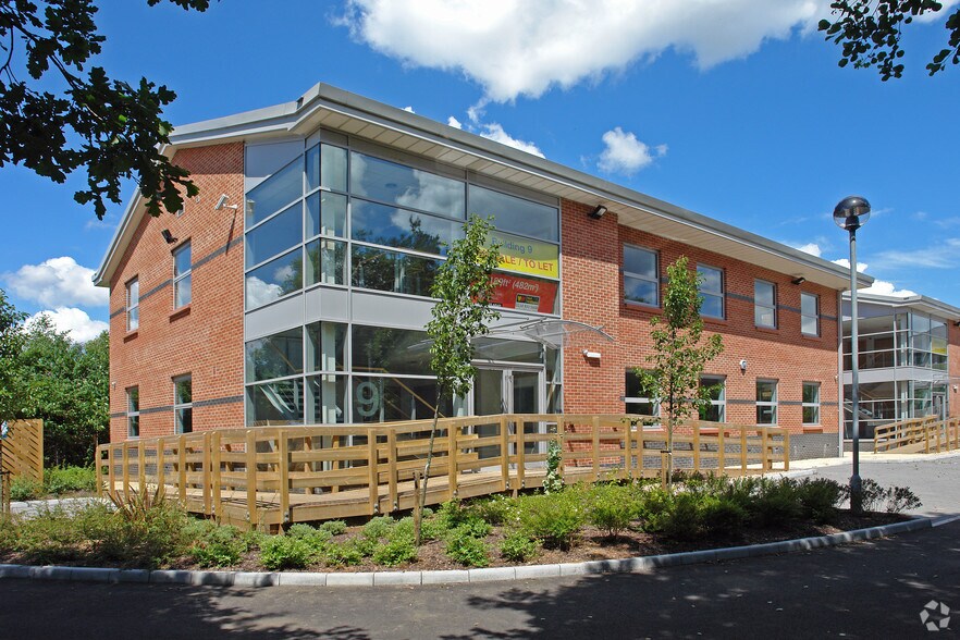 Molly Millars Ln, Wokingham à vendre - Photo du bâtiment - Image 2 de 7