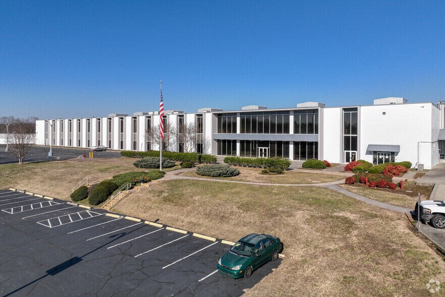 90 Piedmont Industrial Dr, Winston-Salem, NC à louer - Photo du bâtiment - Image 3 de 16
