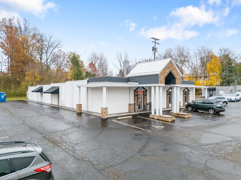 1922 Whipple Ave NW, Canton, OH à vendre - Photo du bâtiment - Image 2 de 41