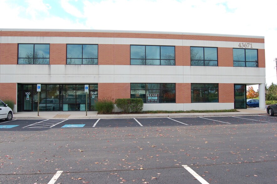 43671 Trade Center Pl, Sterling, VA à louer - Photo du bâtiment - Image 2 de 3