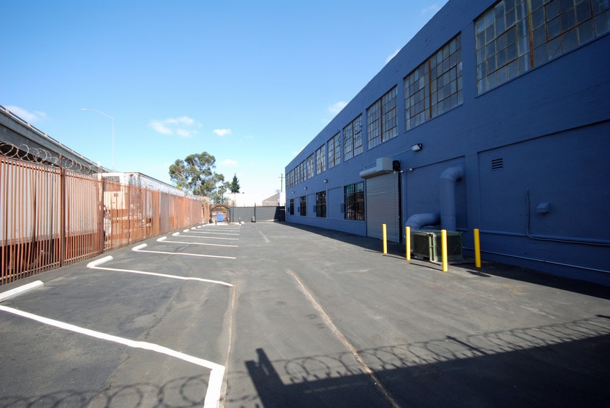 1515 Compton Ave, Los Angeles, CA à louer - Photo du bâtiment - Image 2 de 21