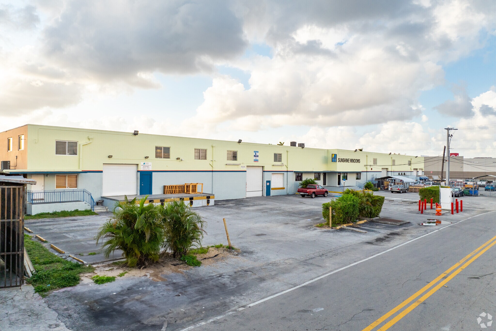 3320-3350 W 17th Ct, Hialeah, FL à louer Photo du bâtiment- Image 1 de 22
