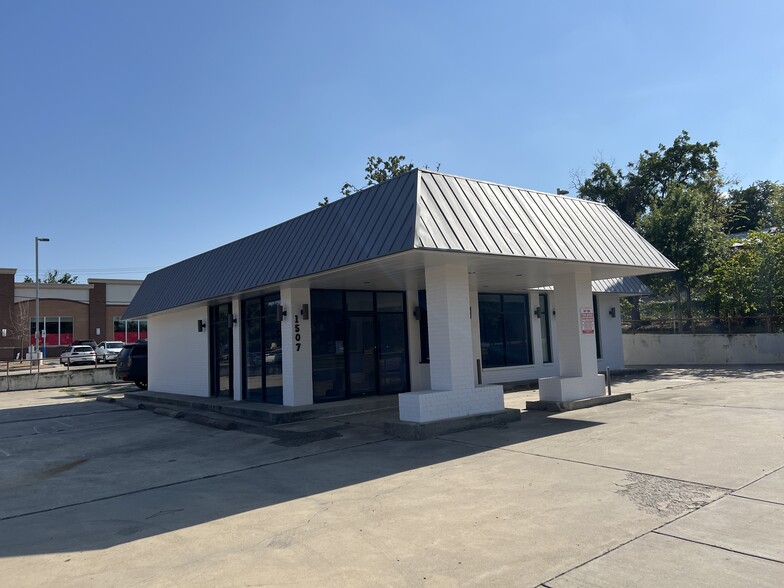 1507 W Oak St, Denton, TX for lease - Building Photo - Image 3 of 6