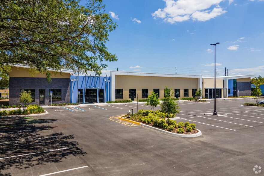 1675 W Broadway St, Oviedo, FL à louer - Photo du bâtiment - Image 2 de 7