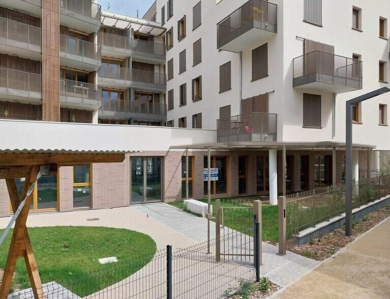 Office in Nanterre for sale - Building Photo - Image 1 of 13