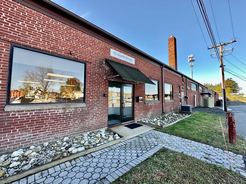 10 Sparks St, Plainville, CT à vendre - Photo du bâtiment - Image 2 de 22