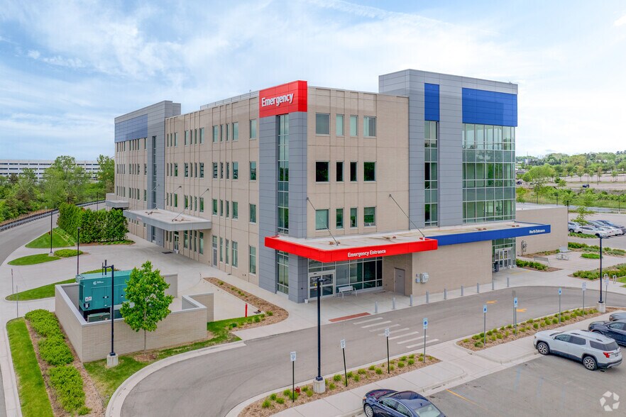 39000 W Seven Mile Rd, Livonia, MI à louer - Photo du bâtiment - Image 2 de 14