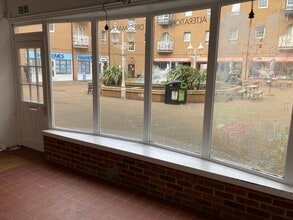 1-40 Village Sq, Brighton à louer Photo intérieure- Image 1 de 6