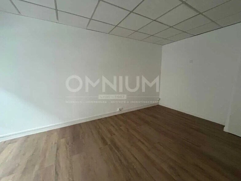 Office in Lyon for lease - Interior Photo - Image 3 of 6
