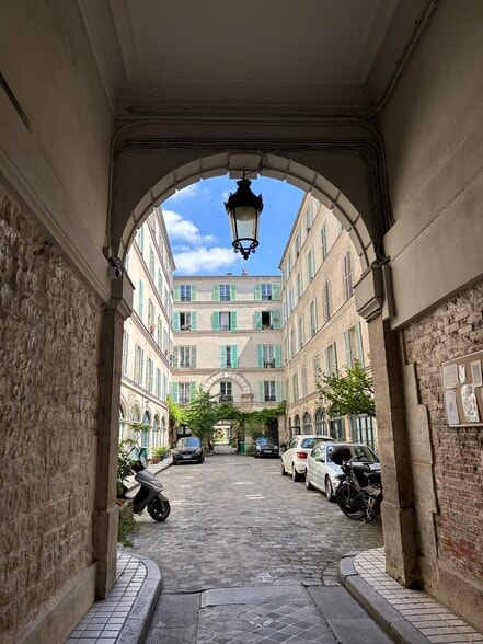 148 Rue Du Faubourg Saint-Denis, Paris for lease - Building Photo - Image 2 of 9
