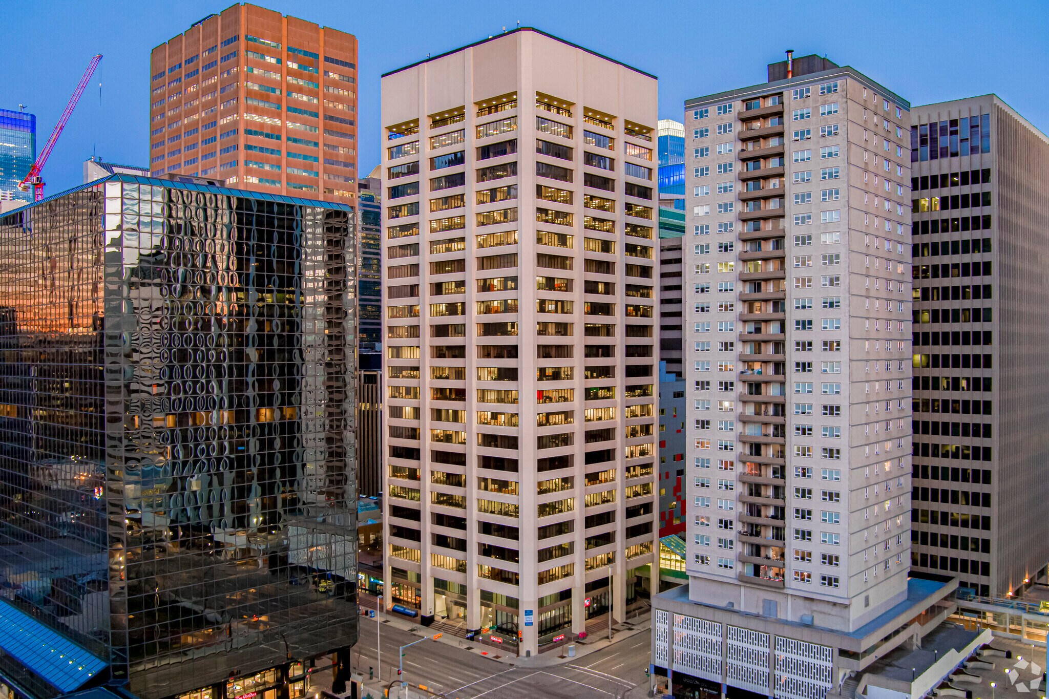 639 5th Ave SW, Calgary, AB à louer Photo du bâtiment- Image 1 de 8