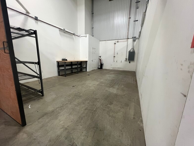 1200 Boul Industriel, Farnham, QC for lease - Interior Photo - Image 2 of 7