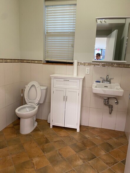 6721 13th Ave, Brooklyn, NY à louer - Photo du bâtiment - Image 3 de 6