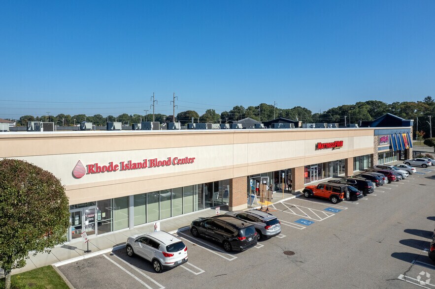 555-615 Greenwich Ave, Warwick, RI à louer - Photo du bâtiment - Image 2 de 10